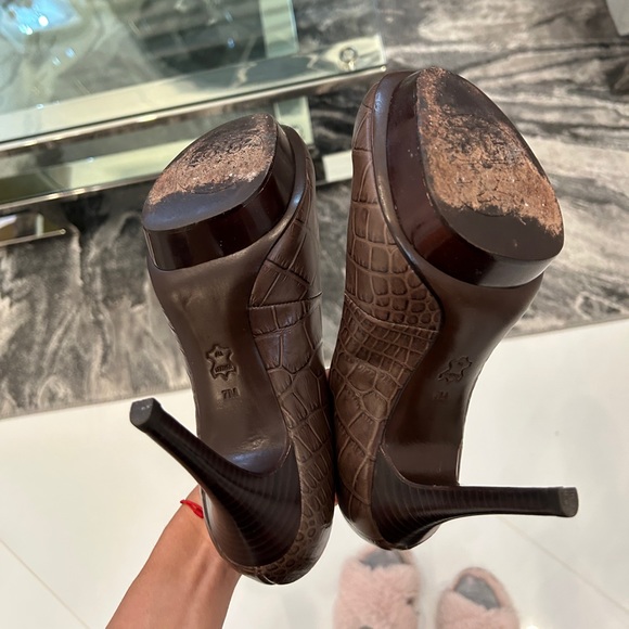 Tory Burch Brown Croc Embossed Leather Pumps - Picture 6 of 6